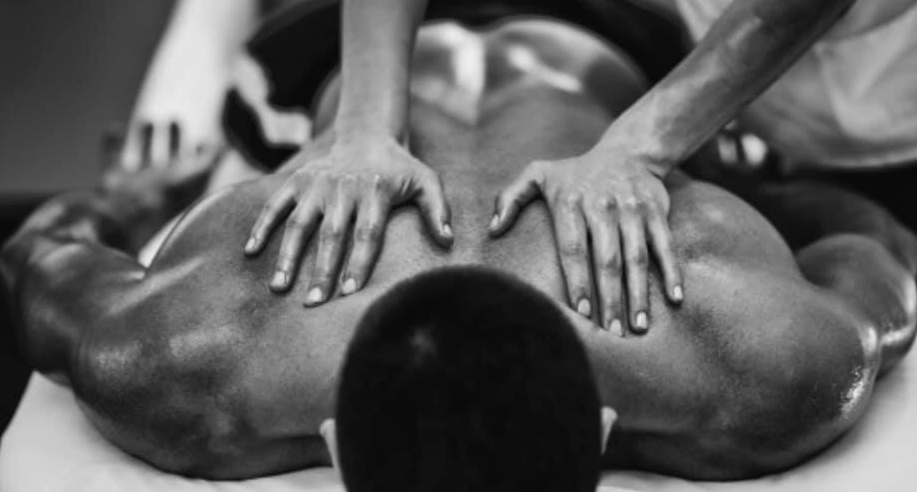 sports-injury-fix-blog-therapist-rubbing-back